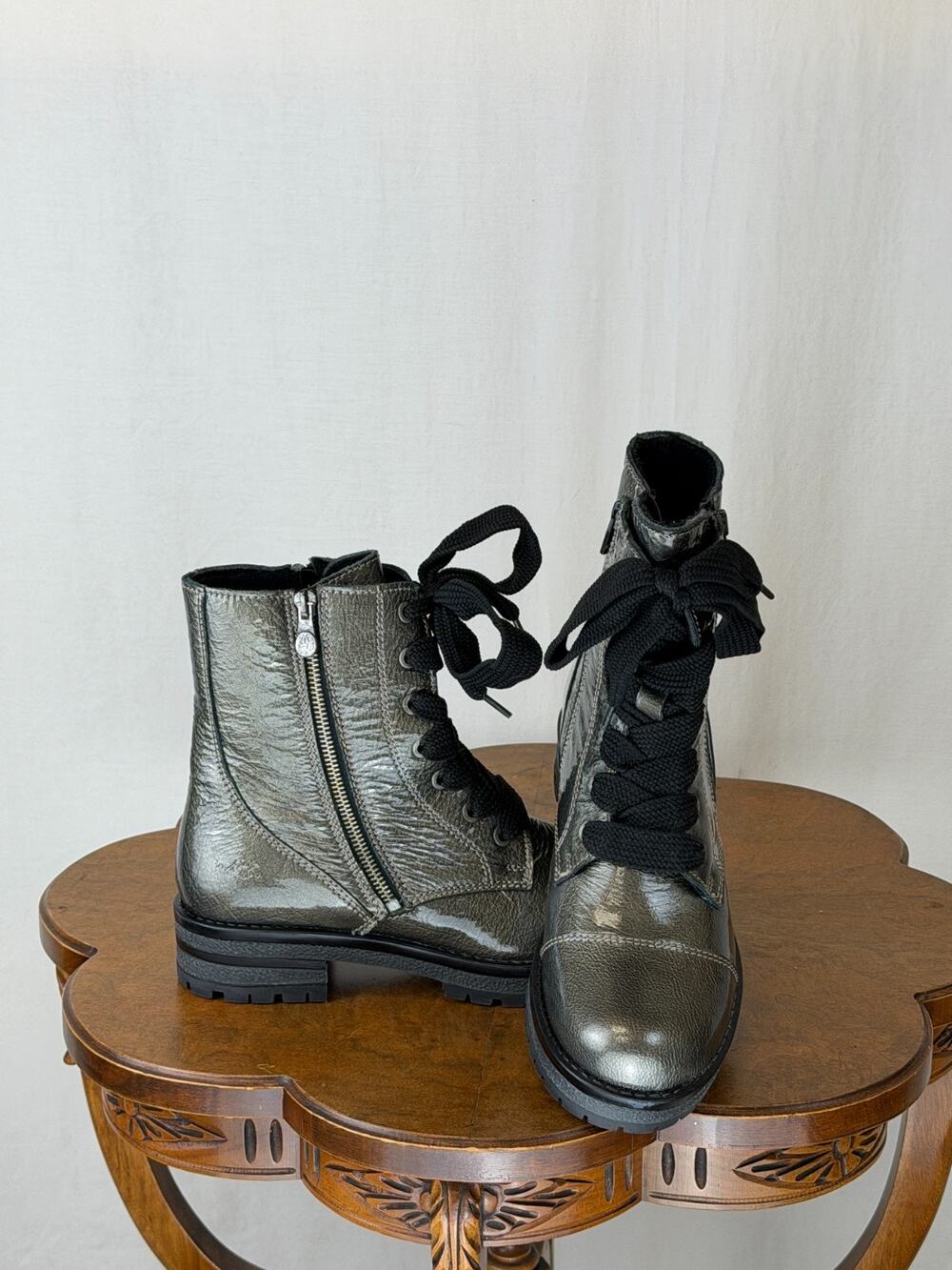 NIB Bos. & Co. Paulie Boot Pewter Patent Leather w/ Bow Side Zip #0298 EU 41